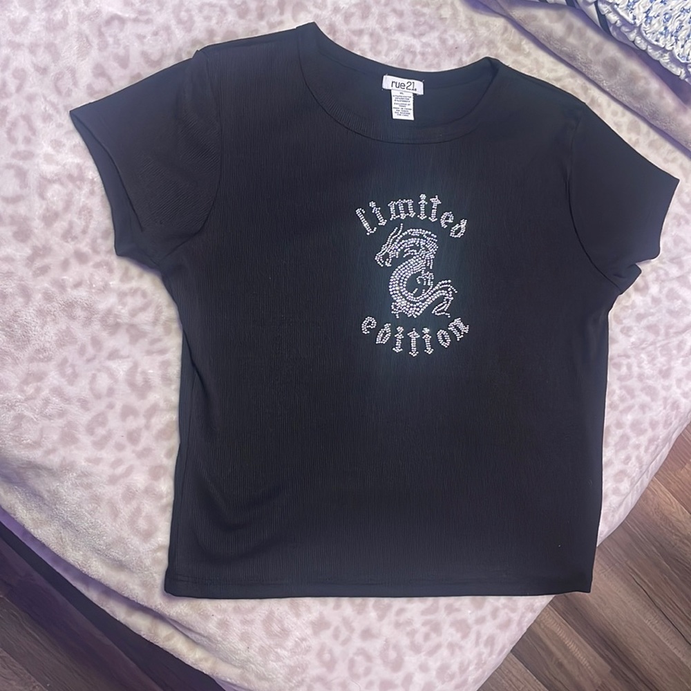 black short sleeved top,